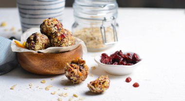 Sağlıklı enerji topları, çiğ Vegan topları ile yulaf ezmesi, kızılcık, tarihleri ve fındık, ev yapımı tatlılar