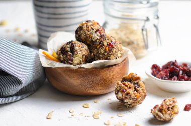 Sağlıklı enerji topları, çiğ Vegan topları ile yulaf ezmesi, kızılcık, tarihleri ve fındık, ev yapımı tatlılar
