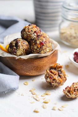 Sağlıklı enerji topları, çiğ Vegan topları ile yulaf ezmesi, kızılcık, tarihleri ve fındık, ev yapımı tatlılar