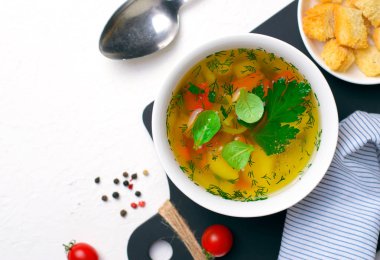 Sebze çorbası sağlıklı çorba, vejetaryen yemek havuç, biber, patates, pırasa ve otlar,