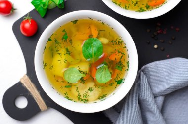 Sebze çorbası sağlıklı çorba, vejetaryen yemek havuç, biber, patates, pırasa ve otlar,