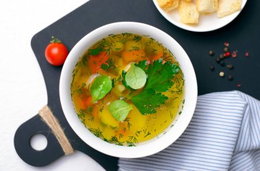 Sebze çorbası sağlıklı çorba, vejetaryen yemek havuç, biber, patates, pırasa ve otlar,