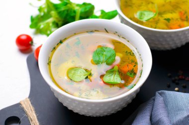 Havuç, biber, patates, pırasa ve otlar, sebze çorbası kase sağlıklı çorba, vejetaryen yemek