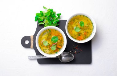 Havuç, biber, patates, pırasa ve otlar, sebze çorbası kase sağlıklı çorba, vejetaryen yemek