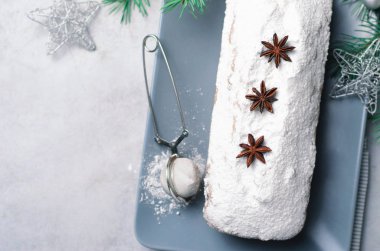 Şeker, Noel ve kış tatil tedavi, ev yapımı kek gri arka plan üzerinde buzlanma ile tozunu somun kek