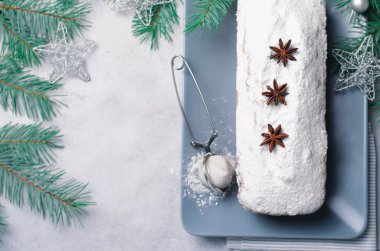 Şeker, Noel ve kış tatil tedavi, ev yapımı kek gri arka plan üzerinde buzlanma ile tozunu somun kek