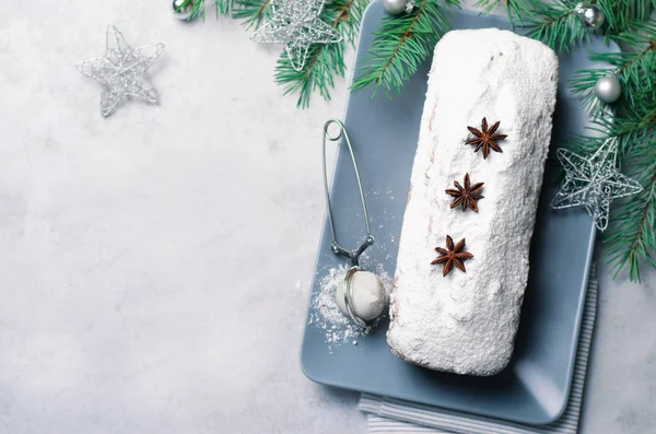 Şeker, Noel ve kış tatil tedavi, ev yapımı kek gri arka plan üzerinde buzlanma ile tozunu somun kek