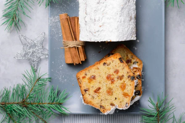 Obst Und Nusskuchen Mit Puderzucker Bestäubt Weihnachts Und Winterfreuden Hausgemachter — Stockfoto