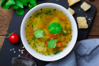 Havuç, biber, patates, pırasa ve otlar, sebze çorbası kase sağlıklı çorba, vejetaryen yemek