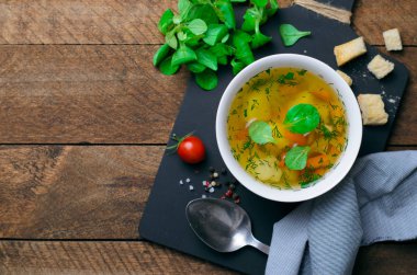 Havuç, biber, patates, pırasa ve otlar, sebze çorbası kase sağlıklı çorba, vejetaryen yemek