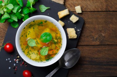 Havuç, biber, patates, pırasa ve otlar, sebze çorbası kase sağlıklı çorba, vejetaryen yemek