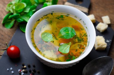 Havuç, biber, patates, pırasa ve otlar, sebze çorbası kase sağlıklı çorba, vejetaryen yemek