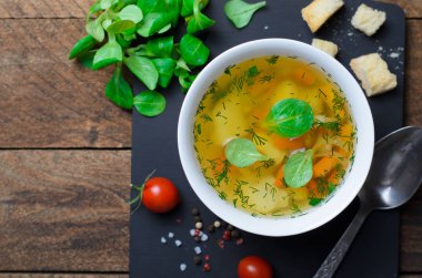 Havuç, biber, patates, pırasa ve otlar, sebze çorbası kase sağlıklı çorba, vejetaryen yemek