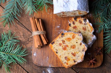 Şeker, Noel ve kış tatil tedavi, ev yapımı kek üzümlü ahşap arka plan üzerinde buzlanma ile tozunu meyve somun kek