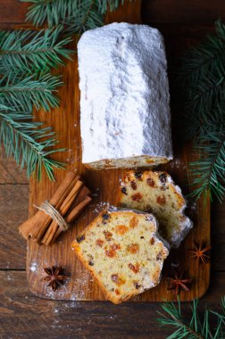 Şeker, Noel ve kış tatil tedavi, ev yapımı kek üzümlü ahşap arka plan üzerinde buzlanma ile tozunu meyve somun kek