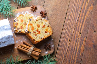 Şeker, Noel ve kış tatil tedavi, ev yapımı kek üzümlü ahşap arka plan üzerinde buzlanma ile tozunu meyve somun kek