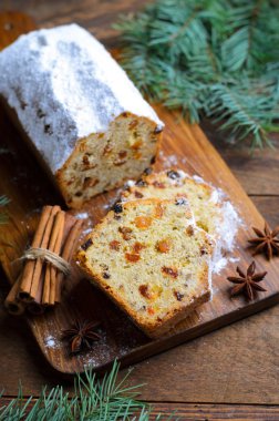 Şeker, Noel ve kış tatil tedavi, ev yapımı kek üzümlü ahşap arka plan üzerinde buzlanma ile tozunu meyve somun kek