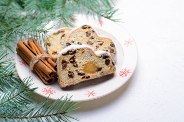 Noel Stollen, geleneksel meyve somun kek, badem ezmesi ve kuru üzüm, Festival tatlı pasta kış tatilleri için