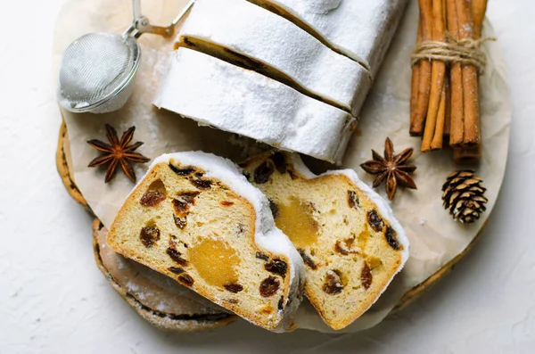 Christstollen Traditioneller Obstkuchen Festlicher Nachtisch Mit Marzipan Und Rosinen Kuchen — Stockfoto