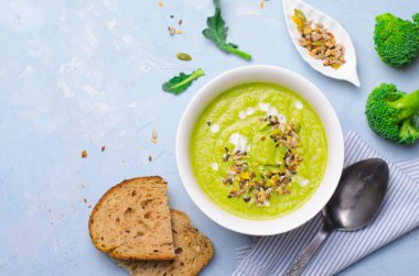 Yeşil Vegan brokoli krem sütsüz kaju süt çorbası ve tohum karışımı, sağlıklı beslenme, lezzetli vejetaryen yemek detoks