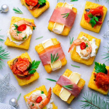 Polenta ısırıkları ile farklı soslar, Polenta meze, lezzetli Snack, üstten görünüm çeşitli