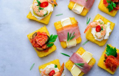 Polenta ısırıkları ile farklı soslar, Polenta meze, lezzetli Snack, üstten görünüm çeşitli