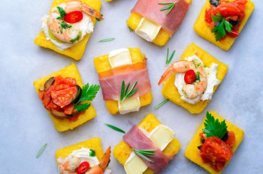Polenta ısırıkları ile farklı soslar, Polenta meze, lezzetli Snack, üstten görünüm çeşitli