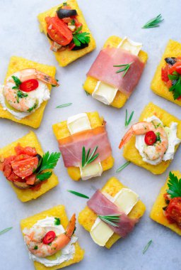 Polenta ısırıkları ile farklı soslar, Polenta meze, lezzetli Snack, üstten görünüm çeşitli