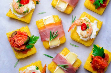 Polenta ısırıkları ile farklı soslar, Polenta meze, lezzetli Snack, üstten görünüm çeşitli