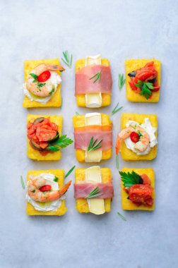 Polenta ısırıkları ile farklı soslar, Polenta meze, lezzetli Snack, üstten görünüm çeşitli