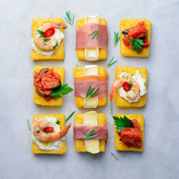 Polenta ısırıkları ile farklı soslar, Polenta meze, lezzetli Snack, üstten görünüm çeşitli