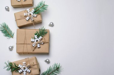 Noel hediyeleri çam dalları ve beyaz arka plan, kış tatil kavramı üzerinde ahşap kar taneleri ile