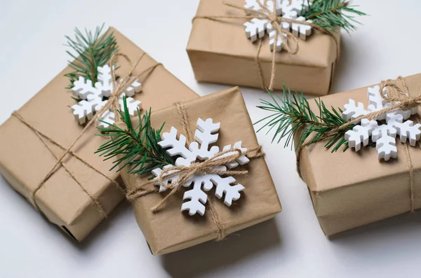 Prezenty Świąteczne Gałęzi Jodły Drewniane Płatki Śniegu Białym Tle Zimowe — Zdjęcie stockowe