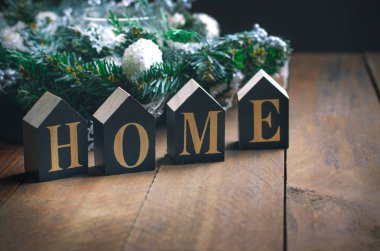 Sıcacık kış konsepti, Çamın dalları ve koyu ahşap arka plan üzerinde ev mektuplar