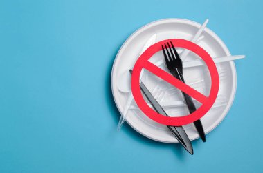 Hayır Plastik çatal bıçak takımı, plastik kirliliği ve çevre koruma kavramı, üstten görünüm