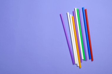 Farklı plastik çöp parlak mor arka plan üzerinde ana sayfa görünümü