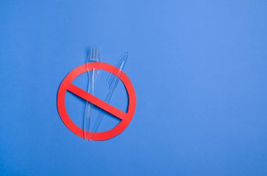 Hayır Plastik çatal bıçak takımı, plastik kirliliği ve çevre koruma kavramı, üstten görünüm