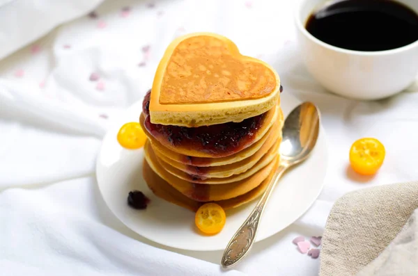 Romantisches Frühstück Bett Pfannkuchen Und Kaffee Auf Weißem Bettlaken Blick — Stockfoto