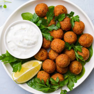 Plaka, lezzetli vejetaryen yemek yoğurt soslu taze Falafel