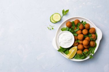 Plaka, lezzetli vejetaryen yemek yoğurt soslu taze Falafel