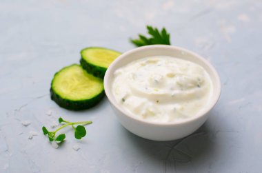 Cacık, yoğurt sos ile parlak zemin, Yunan mutfağı üzerine salatalık