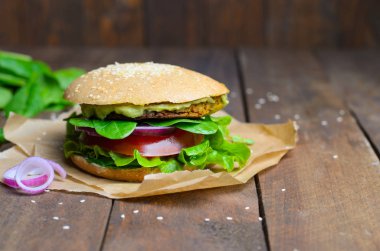 Vejetaryen Burger, Burger nohut Patty, avokado yaymak ve sebze, sağlıklı vejetaryen yemek
