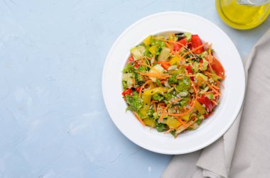 Quinoa ve kabak çekirdeği, sağlıklı vejetaryen yemek taze sebze salatası