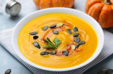 Kabak çekirdeği ve kırmızı biber, yemek lezzetli Vegan, Vejetaryen yiyecekler, üstten görünüm ile kabak çorbası