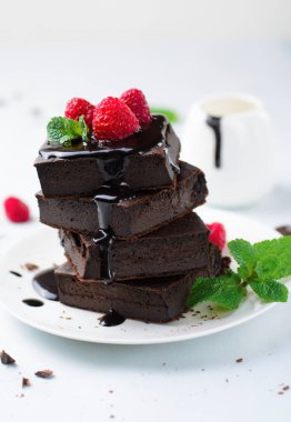 Çikolata sosu ve üstte, ahududu ile kek fırından yeni çıkmış Homemeade çikolata tatlı, Vegan Gluten ücretsiz çikolata Bar