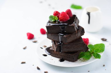 Çikolata sosu ve üstte, ahududu ile kek fırından yeni çıkmış Homemeade çikolata tatlı, Vegan Gluten ücretsiz çikolata Bar