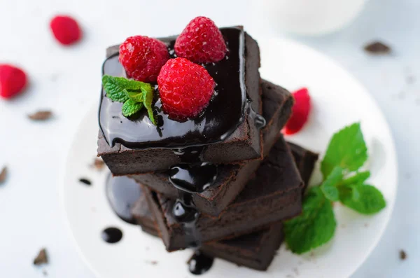 Brownie Com Molho Chocolate Framboesa Topo Sobremesa Chocolate Caseira Recém — Fotografia de Stock