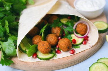 Otlar ve sebzeler, lezzetli vejetaryen yemek taze Falafel sarın