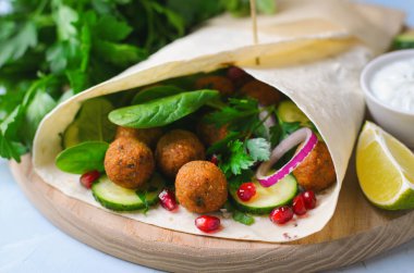 Otlar ve sebzeler, lezzetli vejetaryen yemek taze Falafel sarın