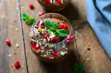 Çikolatalı mus nar taneleri ve nane, lezzetli tatlı, Vegan Aquafaba Mousse ile servis